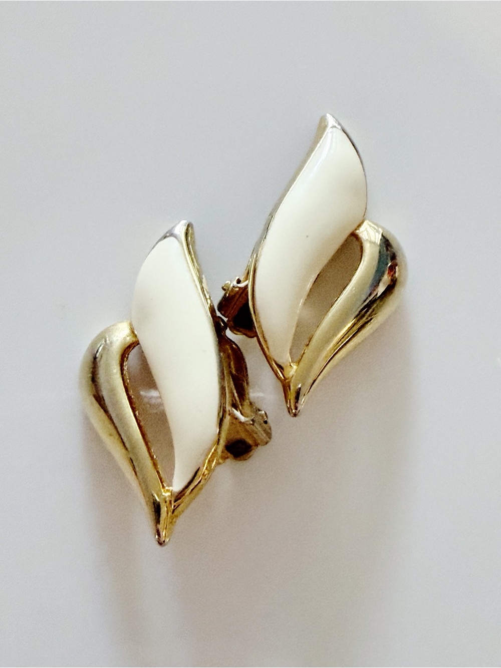 VINTAGE White Enamel Gold Tone Leaf Clip-On Earrings Retro Mid Century Mod